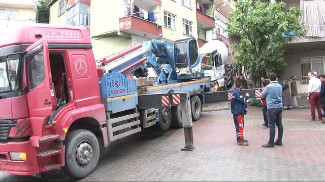 Kağıthane’de yokuş aşağıya kayan beton mikseri evin duvarına çarparak durabildi