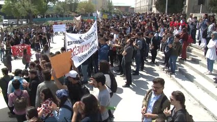 İstanbul Üniversitesi'nde Bölünme Protestosu
