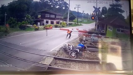 En scooter, il se prend la barrière en pleine tête