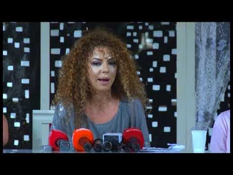 Ora News – “Çifti i Çuditshëm”, vihet në skenë komedia më e famshme amerikane