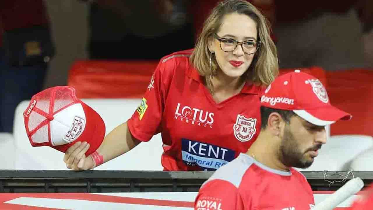 IPL 2018 : Hazel Keech and Yuvraj singh the sweet cricket couple of IPL 11 | वनइंडिया हिंदी