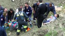 300 metreden dere yatağına uçan araçta 4 kişi yaralandı