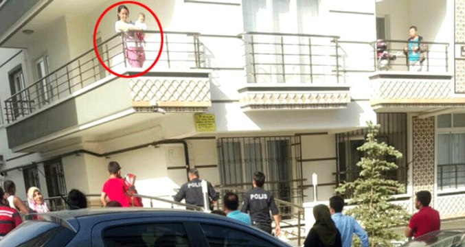 Önce Annesini Bıçaklayıp Balkona Kilitledi, Sonra 6 Aylık Bebeğini Balkondan Aşağı Attı