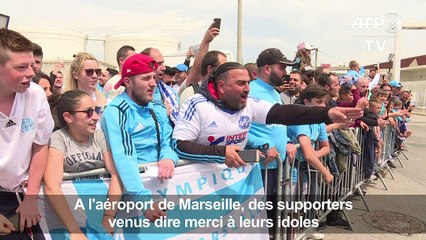 Foot: à l'aéroport de Marseille, des supporters venus dire merci