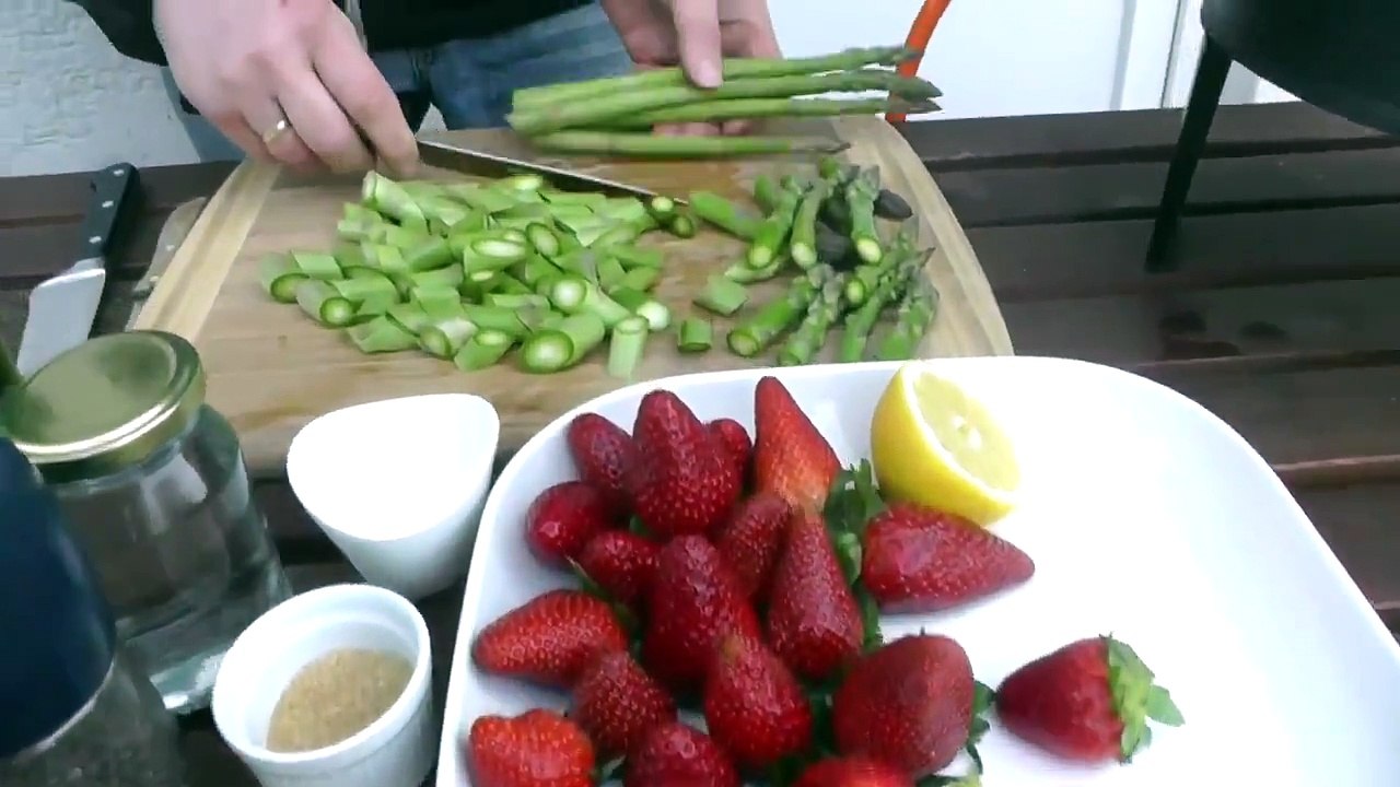 Die beste Kombination des Sommers? Erdbeeren und Spargel! Probiert diese leckere Kombination von Der Bio Koch! ZUM REZEPT 