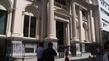 Banco Central argentino eleva tasas a 40% para defender el peso