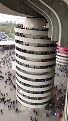L'escalier en spirale d'un stade donne l'impression de tourner (Illusion d'optique)