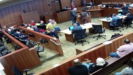 Il tente de s'évader du tribunal en sautant du balcon et c'est un huge FAIL