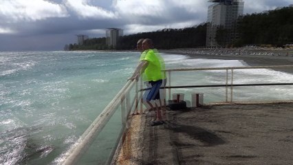 Шторм на центральном городском пляже города Пицунда [28.09.2017]