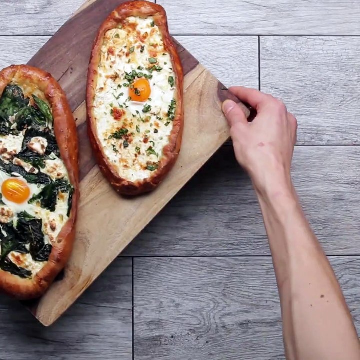 Start your day right – mit dieser Breakfast-Pizza!Hier kannst du dir das ganze Rezept anschauen: