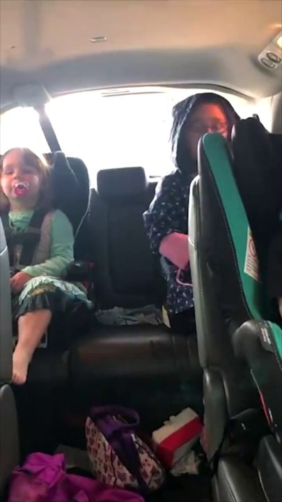 Cette maman et ses 2 enfants se retrouvent piégés sous un orage de grêle monstrueux qui va détruire leur voiture