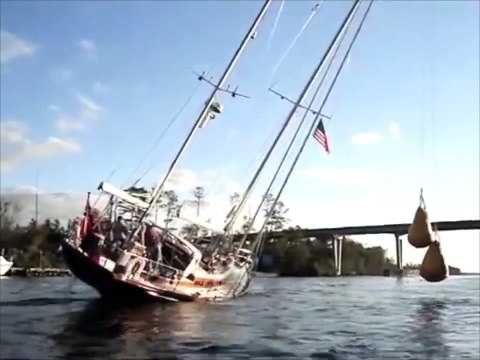 Regardez comment ce voilier va faire pour passer sous un pont un peu trop bas