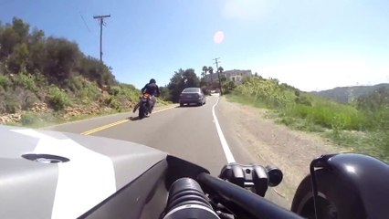 Download Video: Le reflexe surhumain d'un motard qui évite une voiture arrêtée au milieu de la route