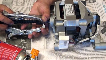КАК СНЯТЬ ШКИВ С ОСИ ДВИГАТЕЛЯ ОТ СТИРАЛЬНОЙ МАШИНЫ АВТОМАТ