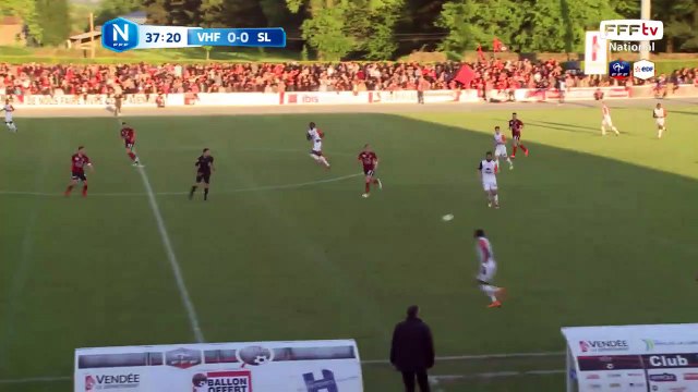 La frappe de MAYELA est contrée par un défenseur.