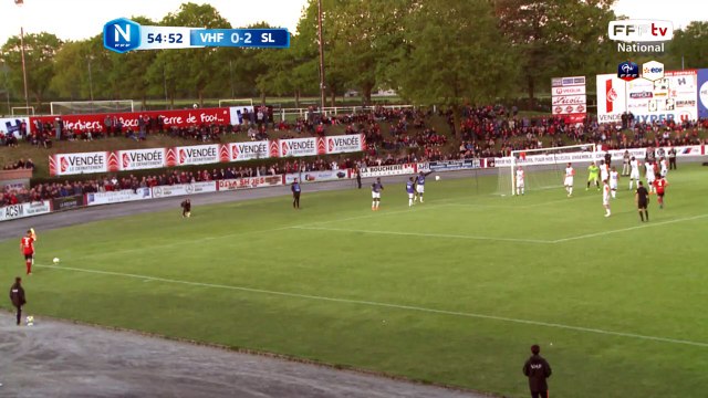 La frappe est complètement au dessus des buts.