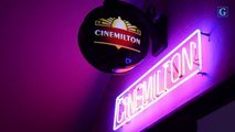 Apaixonado monta uma sala de cinema em casa