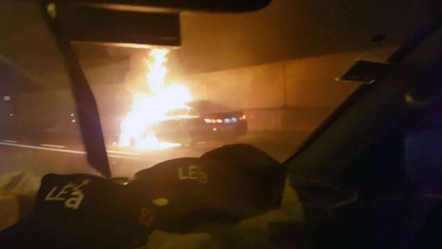 고속도로 달리던 승용차에 불... 다친 사람 없어 / YTN