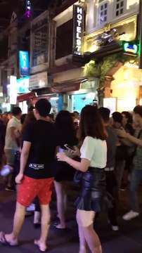 Thánh catwalk gây náo loạn phố đi bộ Bùi Viện khi bất ngờ xuất hiện tại đây và trình diễn màn catwalk điêu luyện