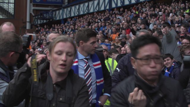 Écosse - La parade de Gerrard devant les fans des Rangers à Ibrox Park