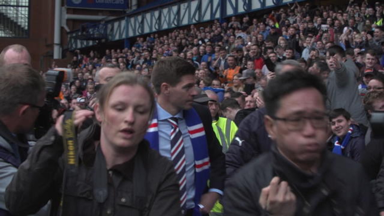 Écosse - La parade de Gerrard devant les fans des Rangers à Ibrox Park