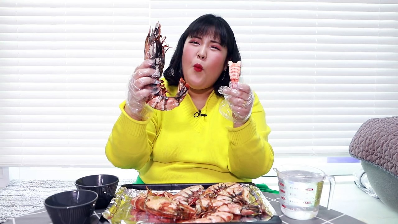 Eating  shrimp big very delicious - Chị mập ăn...
