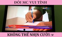 Đôi mc vui tính không thể nhịn cười nhưng vẫn phải tiếp tục dẫn chương trình