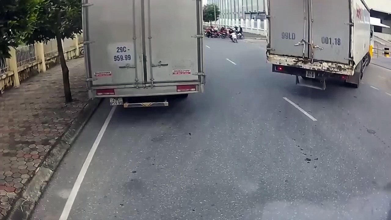 Ngỡ có màn lượn sóng xe nghệ thuật, hai thanh niên khiến CĐM cười sấp mặt với cái kết "đắng" khó tả