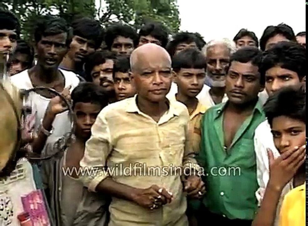 Quack doctor sells quick fix remedies at Indian fair, man smashes tubelight on head