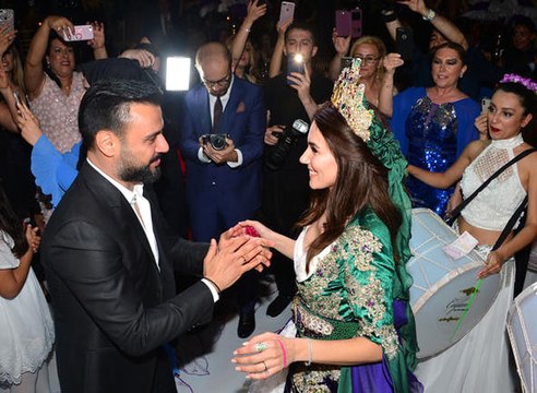 Kesenin Ağzını Açan Alişan Davulcu kızlara bahşiş dağıttı