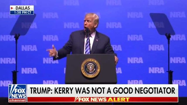 Trump mime les terroristes du 13 novembre à Paris: Boum, viens là; boum, viens là; boum, viens là