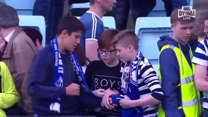 Trois jeunes supporters font un chifoumi pour un maillot