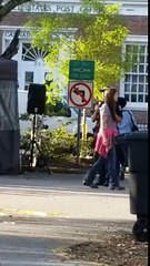 Un policier ne peut pas s'empêcher de danser