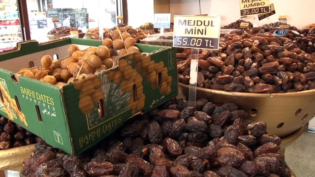 Çeşit çeşit hurmalar tezgahları süslüyor