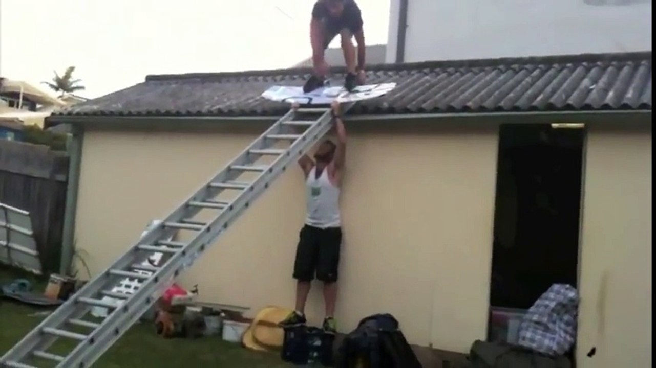 Ivre : il descend en Wakeboard sur une échelle du toit de la maison... RATE !!!