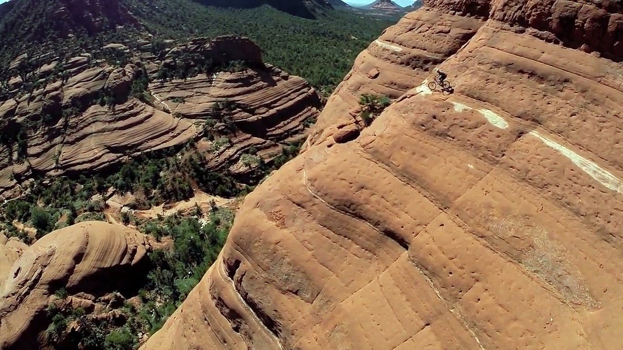 Ce biker est juste dingue... A flanc de montagne, c'est vertigineux
