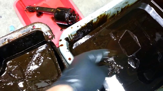 Ce mécano vidange une Ford Model A après 50 ans sans changer l'huile