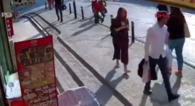 Motosikletli Maganda Yayaların Arasına Daldı, Küçük Kızı Ezdi