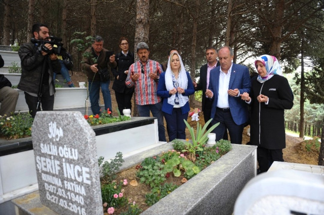 Babasının Mezarını Ziyaret Eden Muharrem İnce: "Baba Bugünü Görmeni İsterdim"