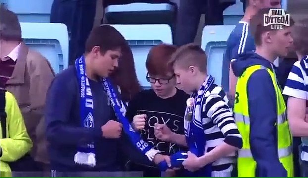 Jovens resolvem disputa por camisola de jogador de futebol de forma peculiar