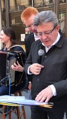 "Fête à Macron": Regardez Jean-Luc Mélenchon qui prend le micro et se met à chanter "Les nantis d'abord"