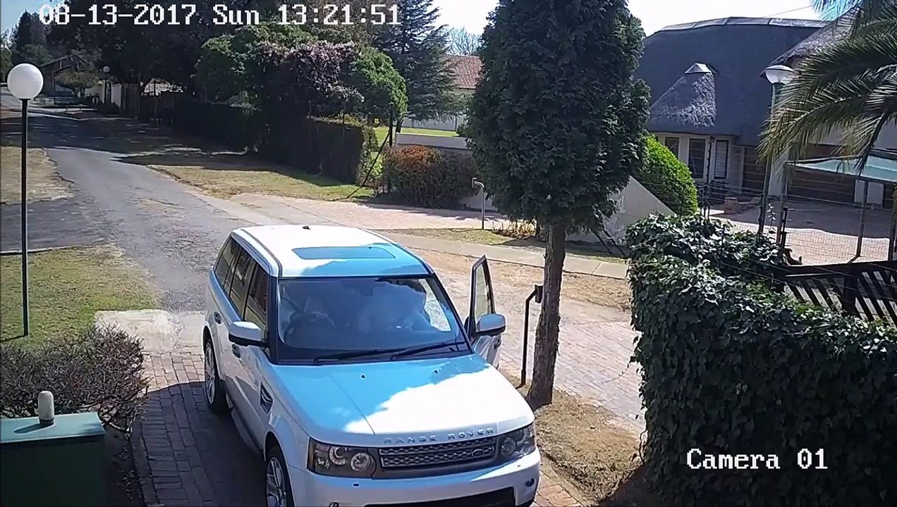 Lopovi u Mercedesu su vidjeli ženu kako parkira auto ispred svoje kuće, a onda krenuli da je opljačkaju. BOLJE DA NISU!