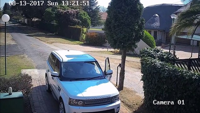 Lopovi u Mercedesu su vidjeli ženu kako parkira auto ispred svoje kuće, a onda krenuli da je opljačkaju. BOLJE DA NISU!