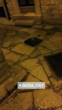 Andria: tombino geyser nel centro storico e i passanti si fanno i selfie
