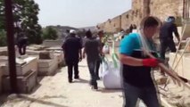 - İsrail’de Filistinliler, Ramazan Hazırlığı İçin Kudüs Tarihi Mezarlığını Temizledi