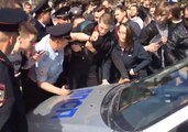 Anti-Putin Protesters Block Police Car From Leaving With Detainees