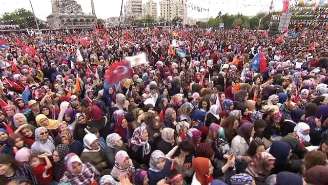 Cumhurbaşkanı Erdoğan: 'Birileri fitne kaynatıyor, 'Oyumu cumhurbaşkanına vereceğim ama parlamentoda AK Parti'ye vermeyeceğim' diyorlar. Böyle bir şey olabilir mi? Bu oyunu da bozmaya var mıyız? Bu oyun, bu tezgah. Kimlerin olduğunu an