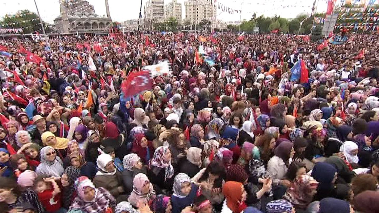 Cumhurbaşkanı Erdoğan: 'Birileri fitne kaynatıyor, 'Oyumu cumhurbaşkanına vereceğim ama parlamentoda AK Parti'ye vermeyeceğim' diyorlar. Böyle bir şey olabilir mi? Bu oyunu da bozmaya var mıyız? Bu oyun, bu tezgah. Kimlerin olduğunu an
