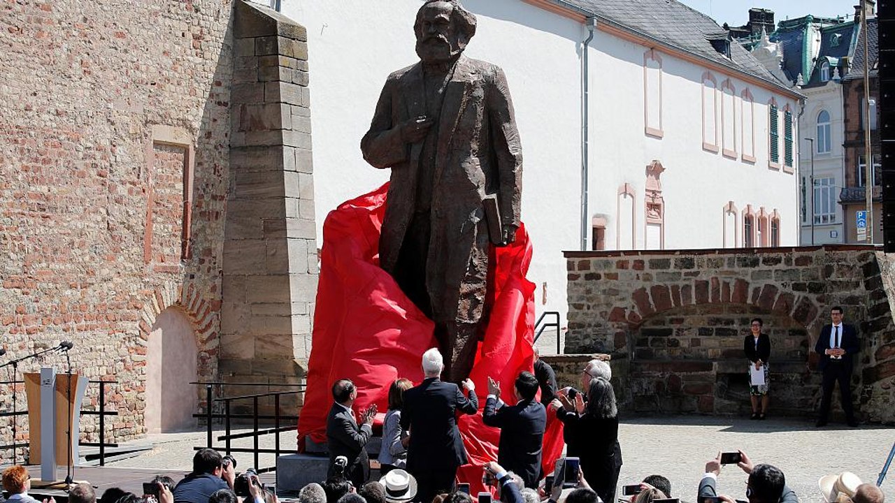 Trier enthüllt Karl-Marx-Statue zum 200-jährigen Geburtstag