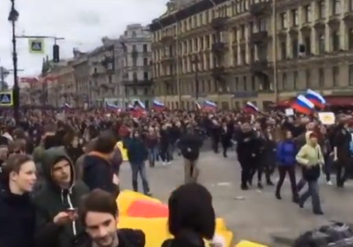 Saint Petersburg Protesters Dismantle Barriers Corralling March Route